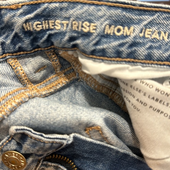 American Eagle Highest Rise Mom Jean size 4 Long Destructed - Picture 3 of 6